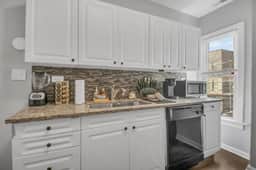 Cozy 2-Bedroom Apartment | Close to Wrigley