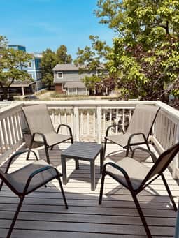 Lake Breeze | Cozy Modern Stay | 2 Min To Beach