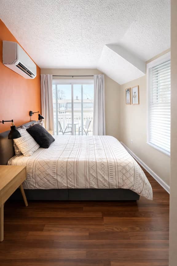 Lake Breeze | Cozy Modern Stay | 2 Min To Beach