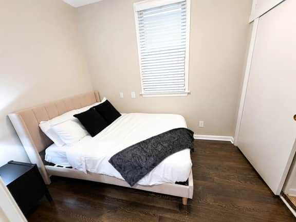 The Northside Club House | 2 Living Rooms | Sleeps 8