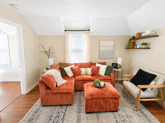 Lake Breeze | Cozy Modern Stay | 2 Min To Beach - Image 1
